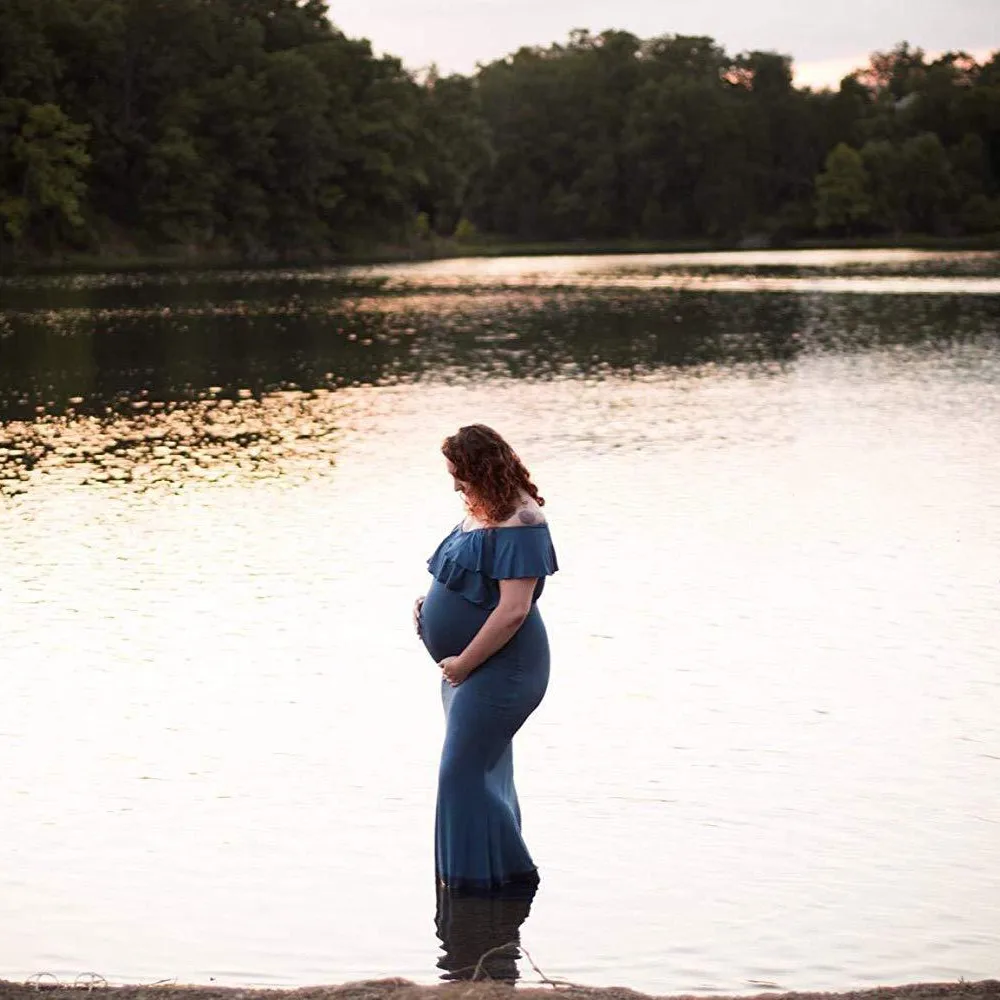 Detalle de volantes en vestido de maternidad