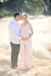 Vestido premamá largo con abertura frontal para sesión de fotos