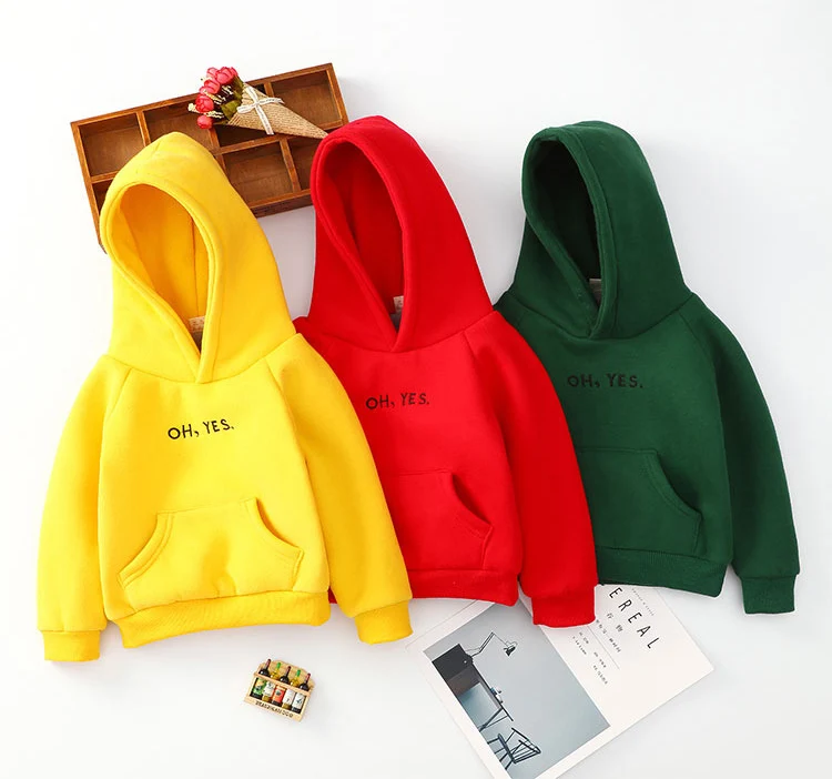 Sudadera con capucha caramelo y estampado de letras