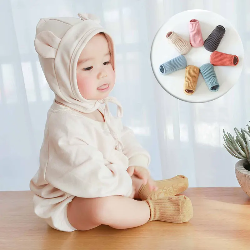 Detalle del diseño en blanco sólido con rayas