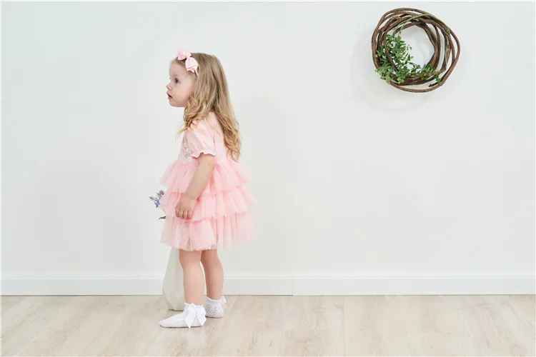Niña pequeños calcetines blancs