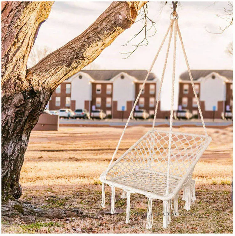 Columpio macramé en terraza exterior