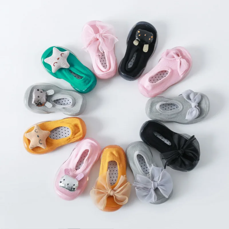Calcetines de bebé con suela de goma antideslizante en varios colores