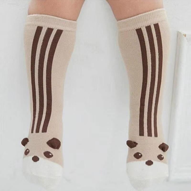 Par de calcetines altos con estampado infantil, listo para el día a día