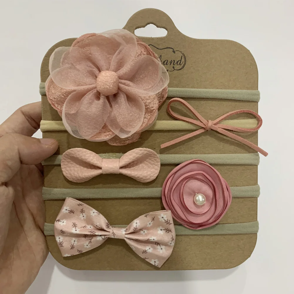 Bebé usando diadema floral en sesión de fotos
