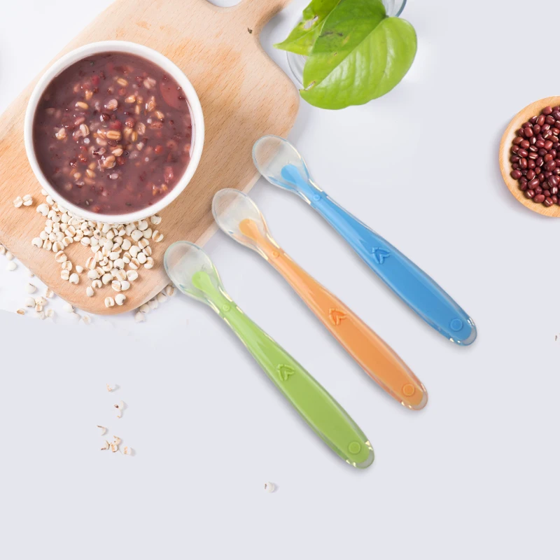 Cuchara suave para bebés en uso
