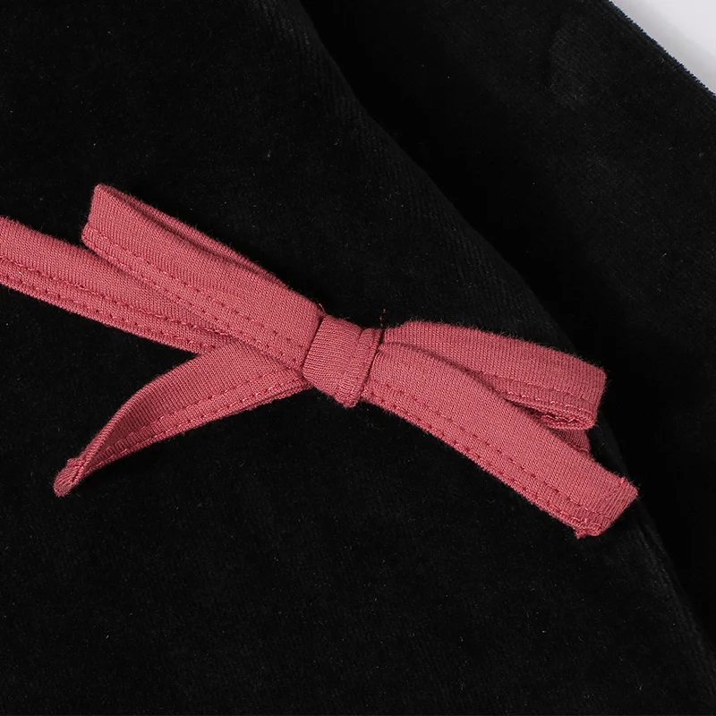 Vestido de velour negro para niña con cuello V y lazo contraste - imagen 4