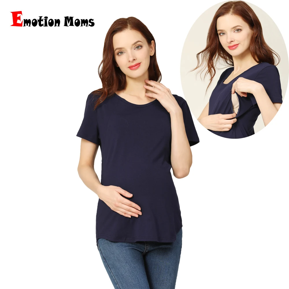 Mujer embarazada usando la camiseta en entorno casual
