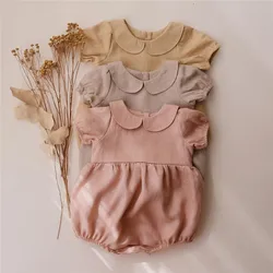 Pelele de lino y algodón con cuello pétalos para niña