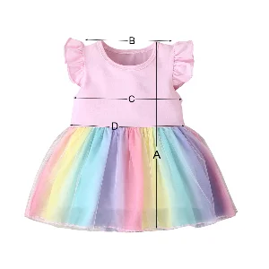 Vestido arcoíris con letras doradas