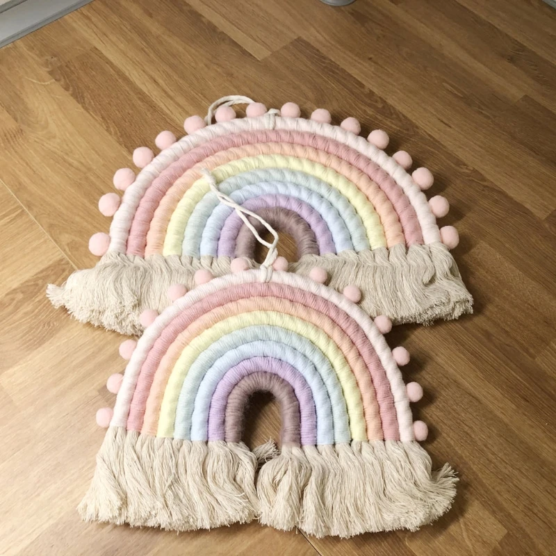 Tapiz de arcoíris colgado en pared de habitación infantil