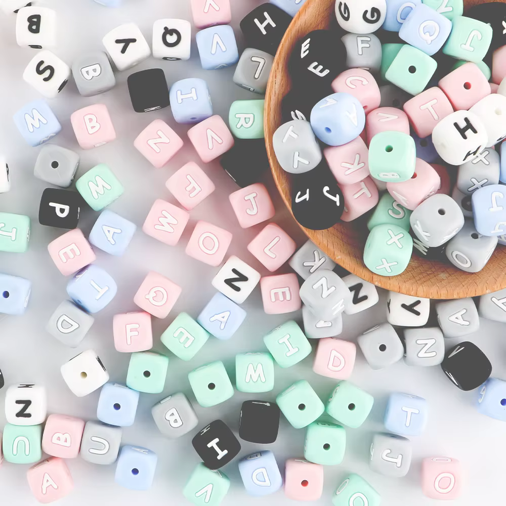 Cuentas de silicona con letras para collar DIY infantil – Kovict - imagen 2