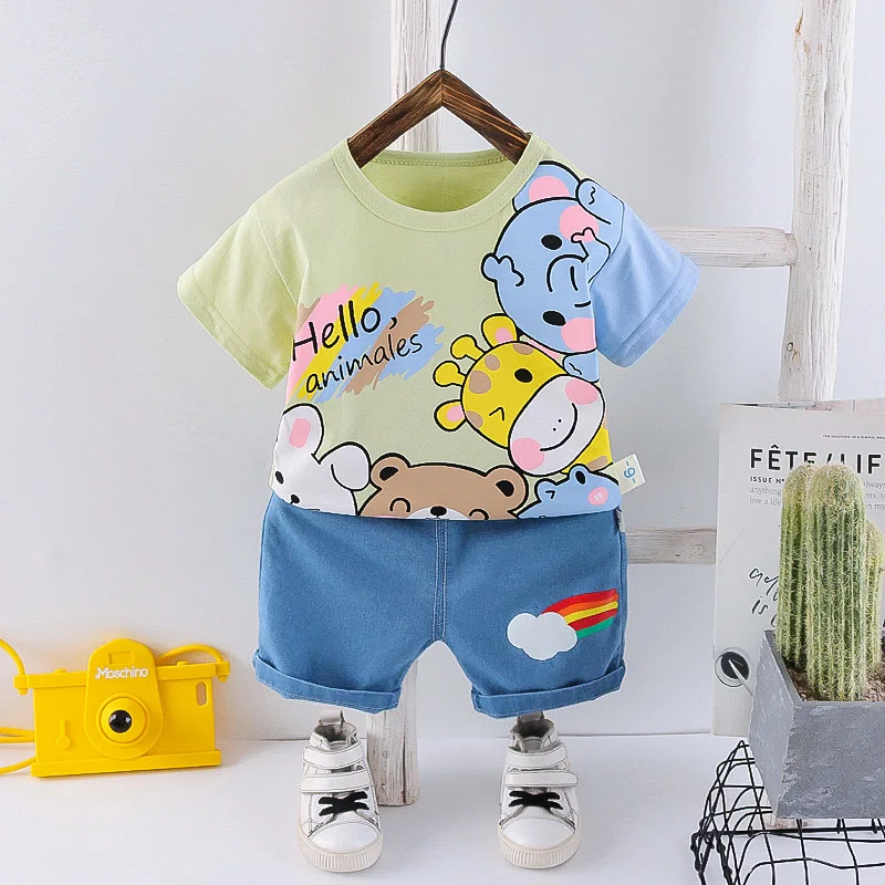 Niños con el conjunto en un entorno casual