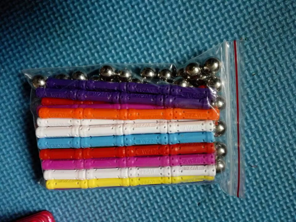 Palos magnéticos organizados por colores