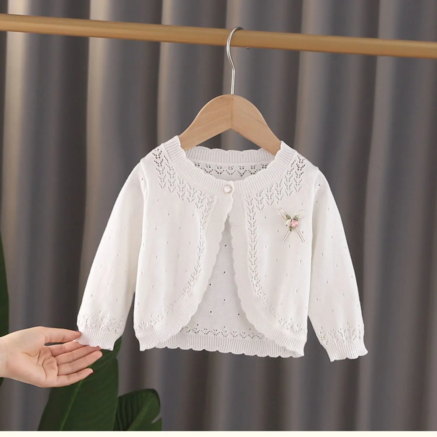 Cárdigan fino con volantes para niña – Protección solar verano