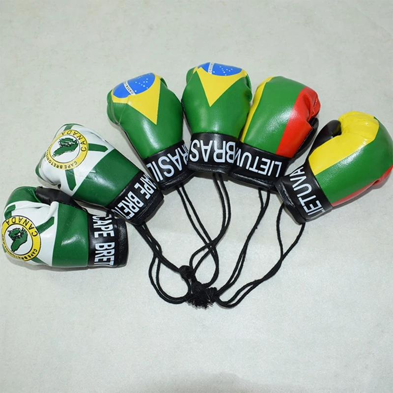 Detalle de guantes de boxeo blancos con costuras visibles
