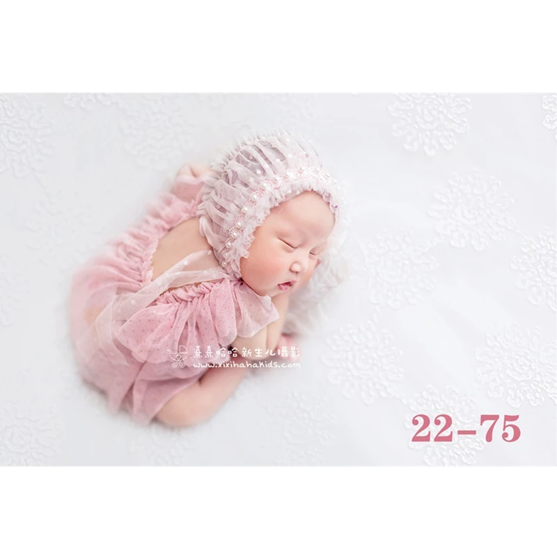 Pelele de bebé niña para sesión fotográfica de estudio con encaje - imagen 2