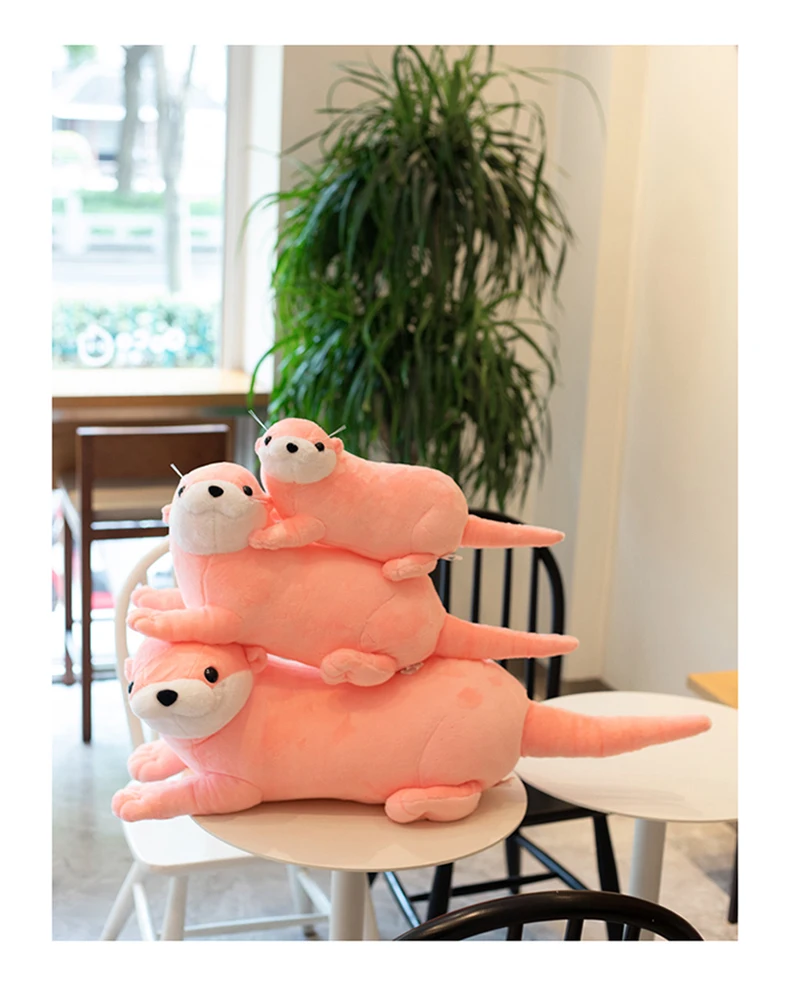 Perspectiva trasera del peluche mostrando su forma alargada