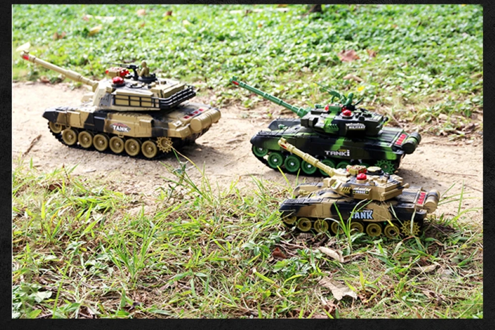 Niño jugando con el tanque RC en exterior