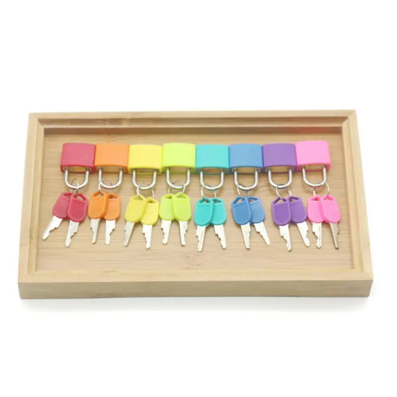 Detalle de llaves Montessori coloridas