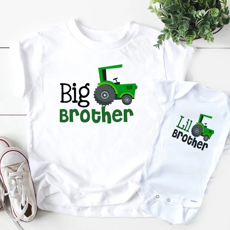 Camiseta a juego con avión y dibujos animados