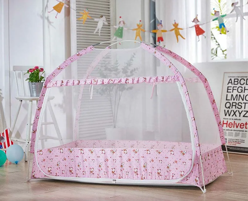 Mosquitera desplegada en cama infantil