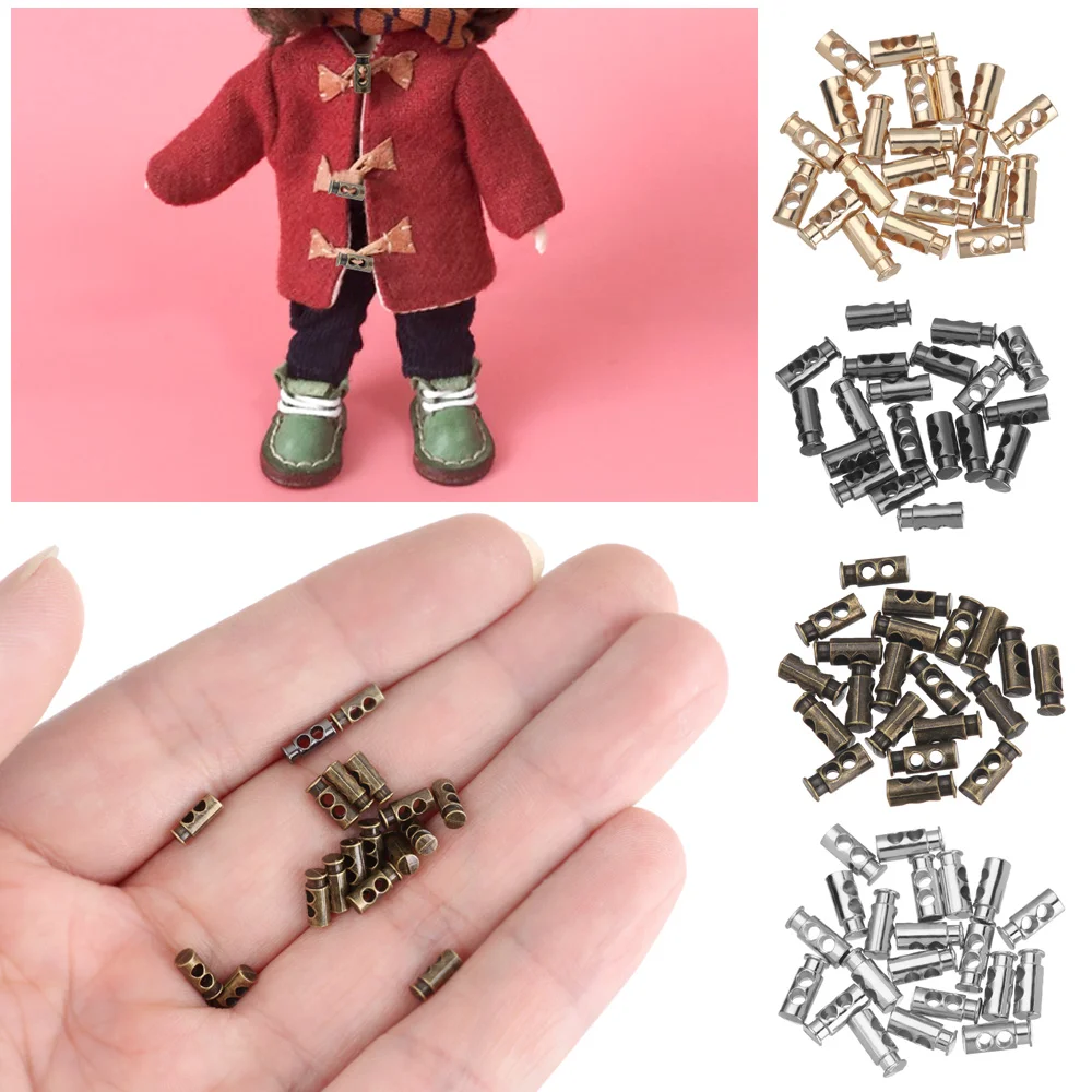 Proceso de costura del botón sobre tela de muñeca