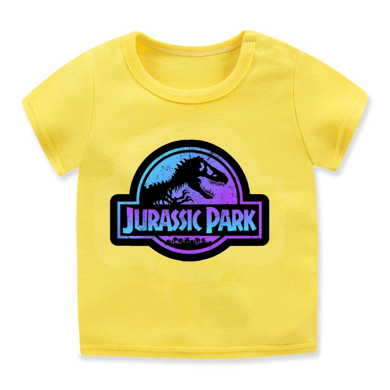 Niño llevando la camiseta de dinosaurio