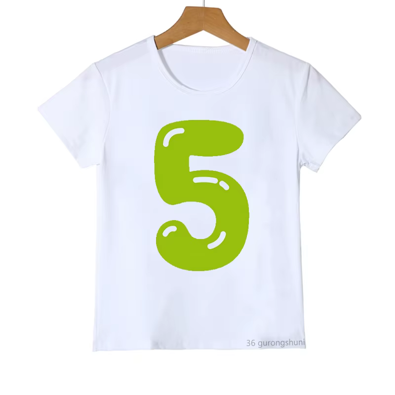 Modelo infantil con la camiseta de calamar