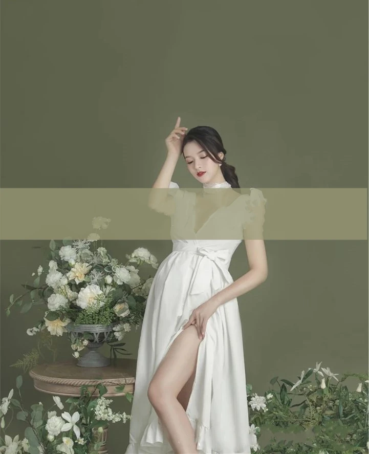 Vestido de maternidad blanco con cuello en V y mangas con volantes