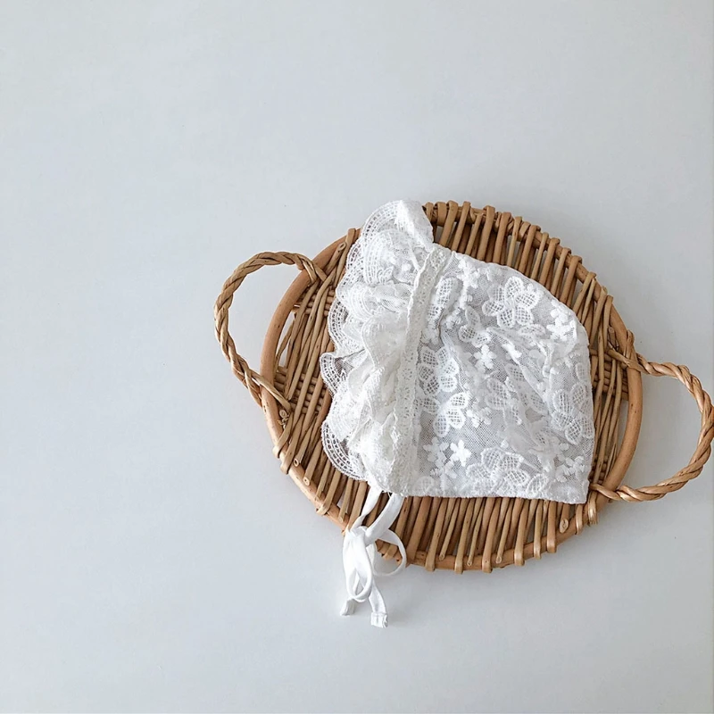 Gorro verano bebé con encaje floral – Protección solar - imagen 5