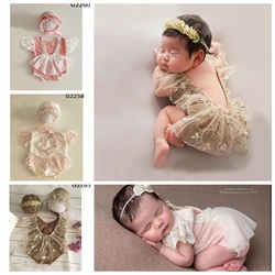 Pelele de bebé niña para sesión fotográfica de estudio con encaje