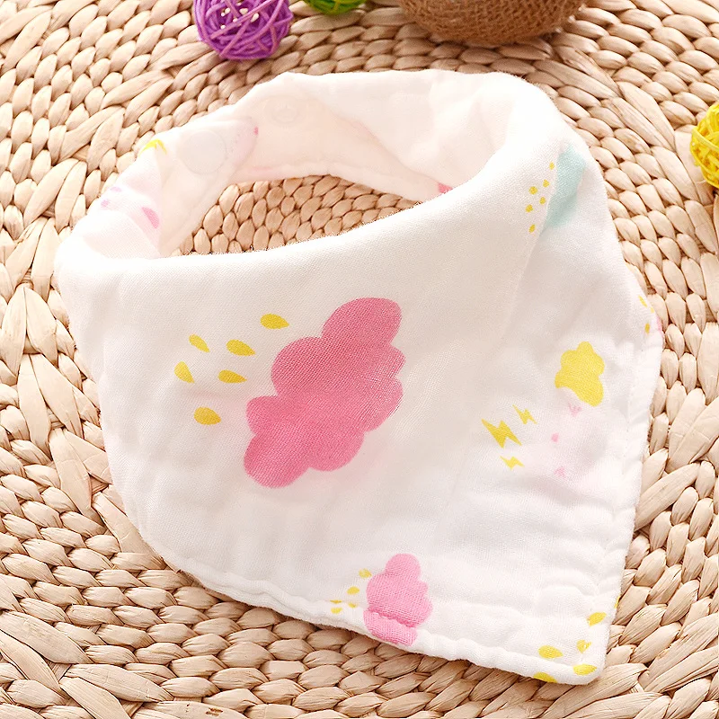 Detalle de los baberos de muselina para bebés