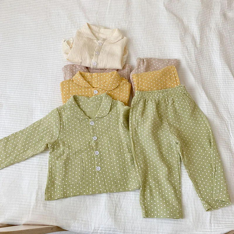 Detalle cuello y puños del pijama infantil