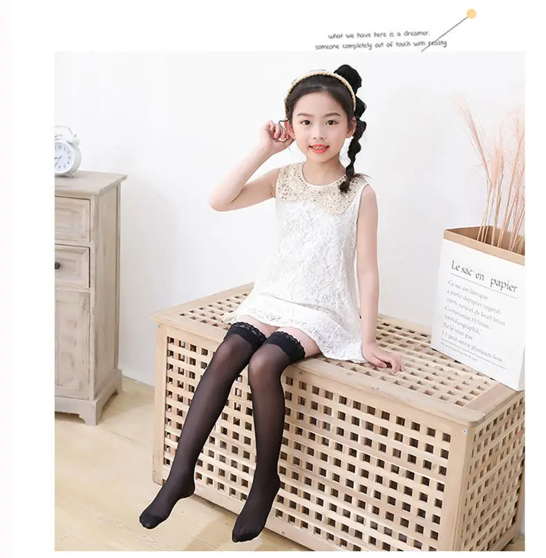 Calcetines de encaje blanco para niña