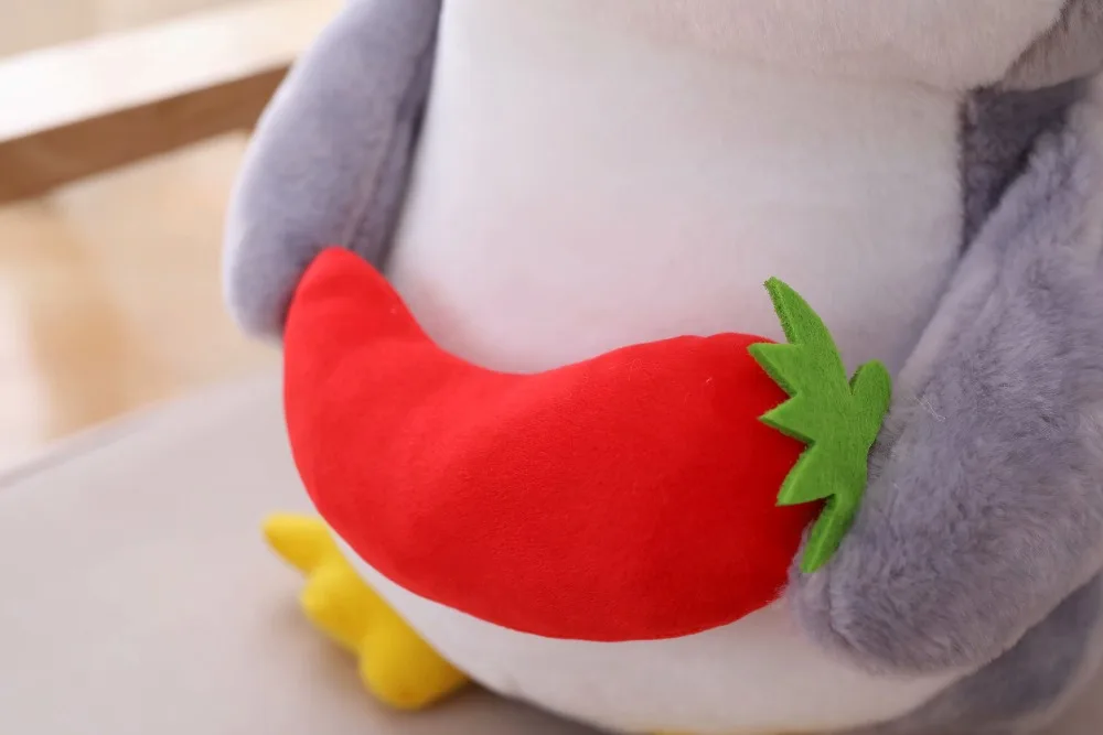 Vista del peluche pingüino con colores vivos