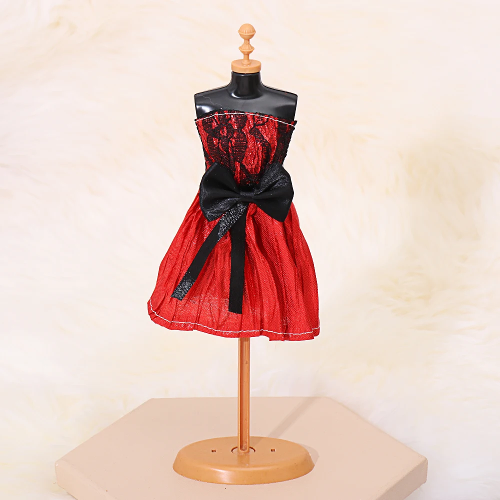 Soporte de modelo de muñeca en uso con ropa