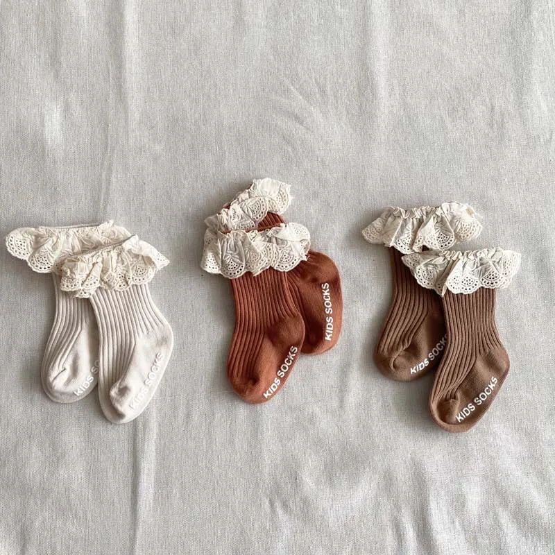 Bebé usando calcetines antideslizantes