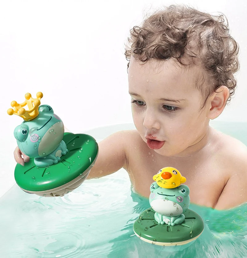 Juguetes variados en bañera