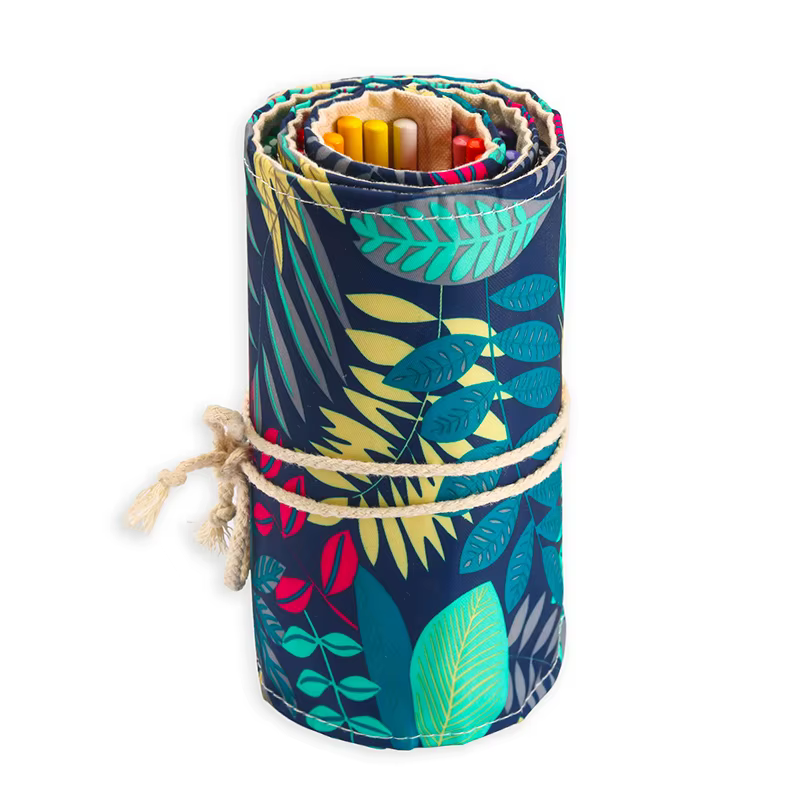 Lápices de colores dispuestos en su estuche de lona