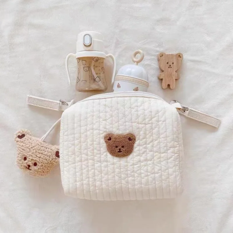Bolsa de pañales con bordado de oso frontal