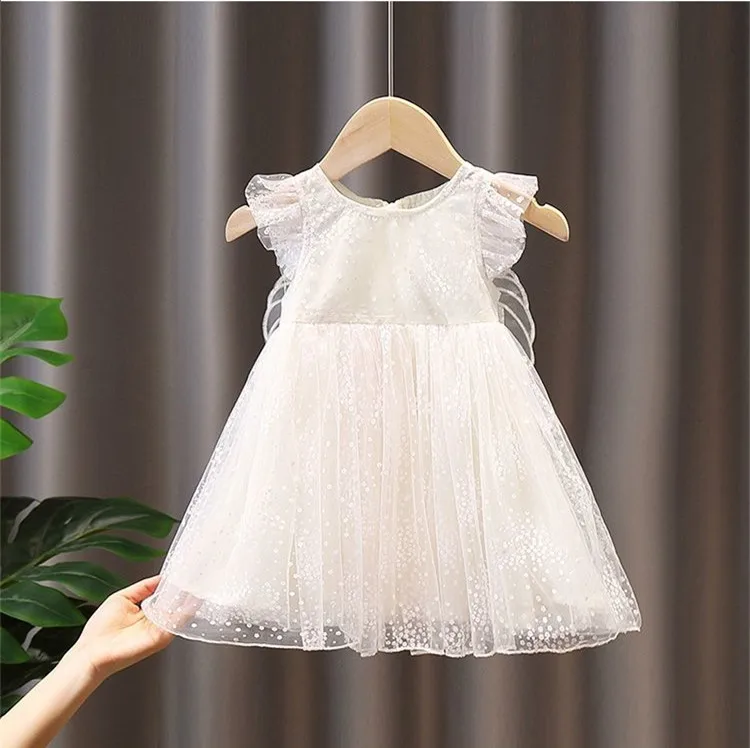 Niña probando el vestido en tono blanco esponjoso