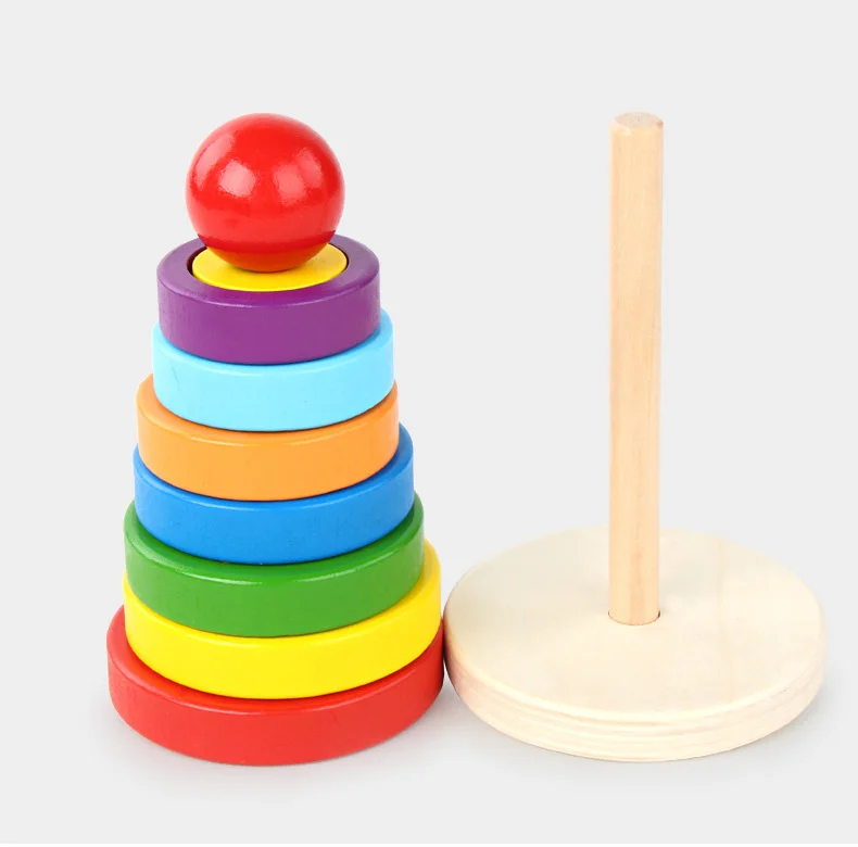 Niño interactuando con las piezas de la torre arcoíris