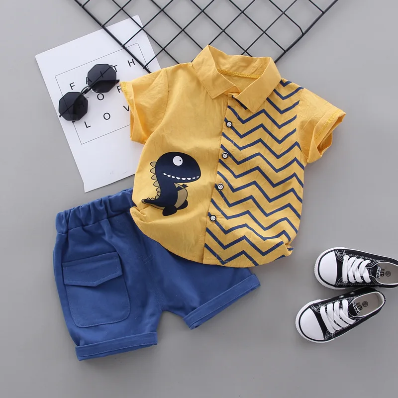 Vista frontal del conjunto infantil azul