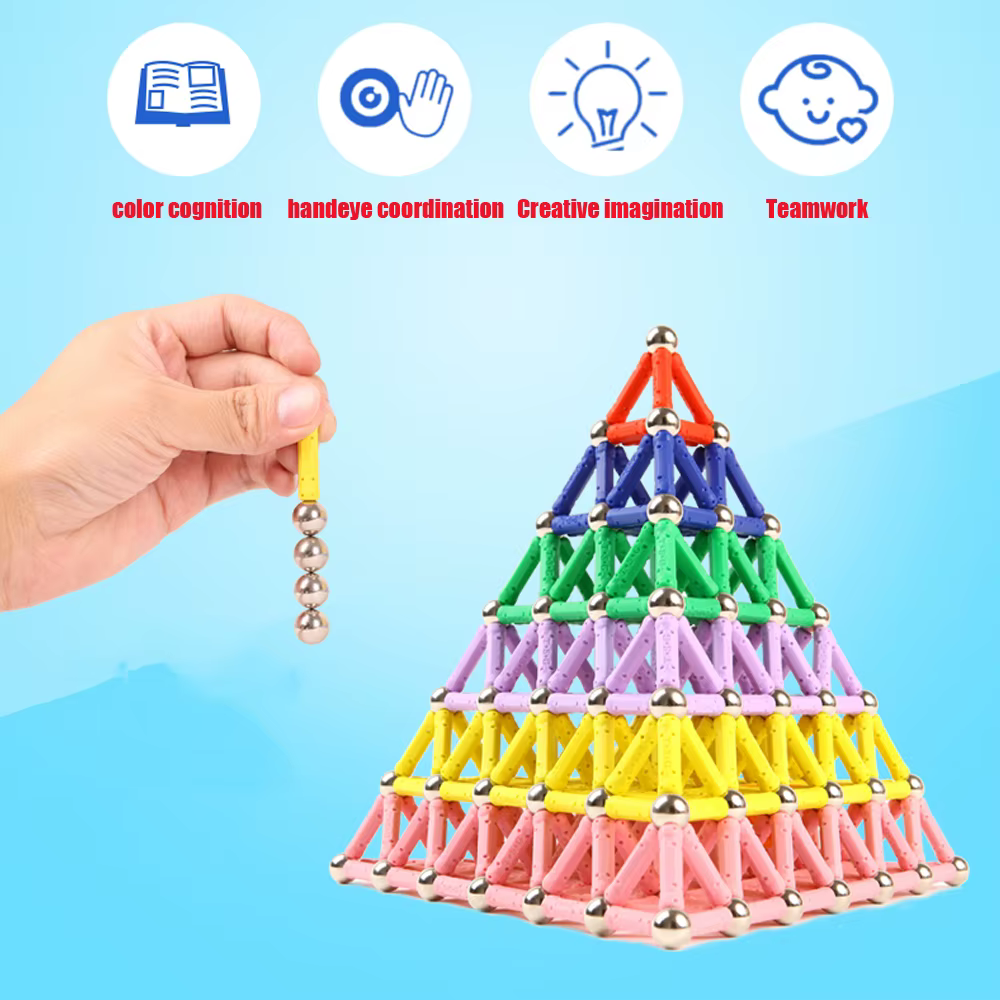 Palos magnéticos educativos dispersos en colores variados