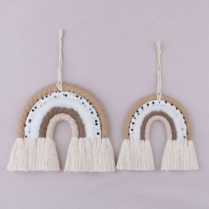 Tapiz macramé arcoíris en habitación infantil
