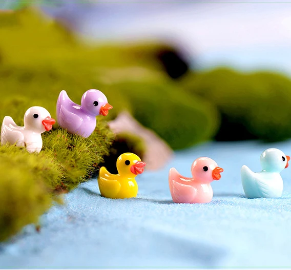 Detalle de un patito en resina