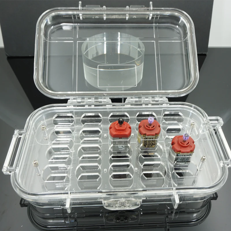 Vista frontal de la caja de colección de motores con compartimentos visibles