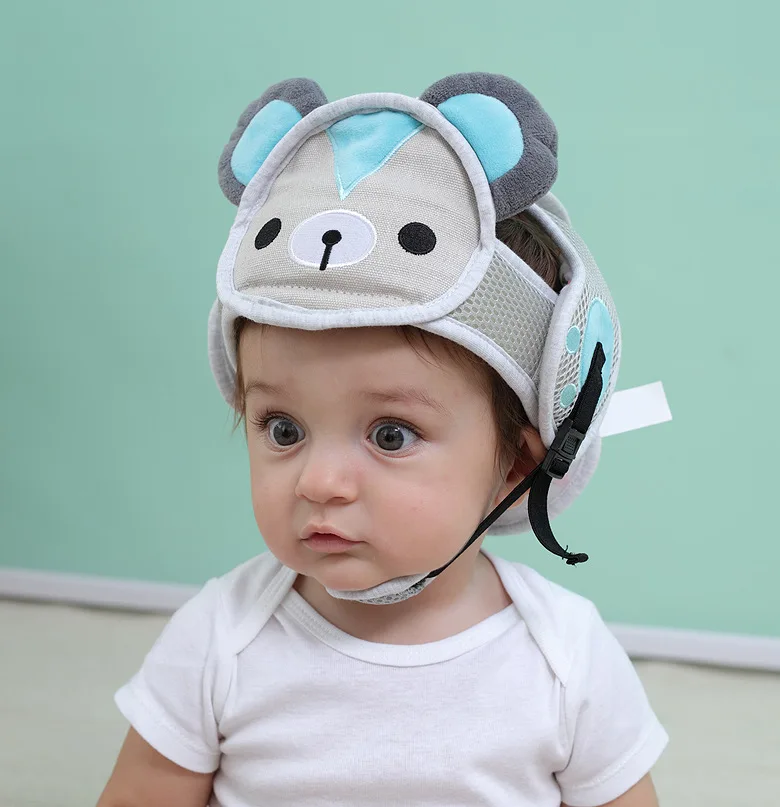 Bebé usando el casco durante el juego