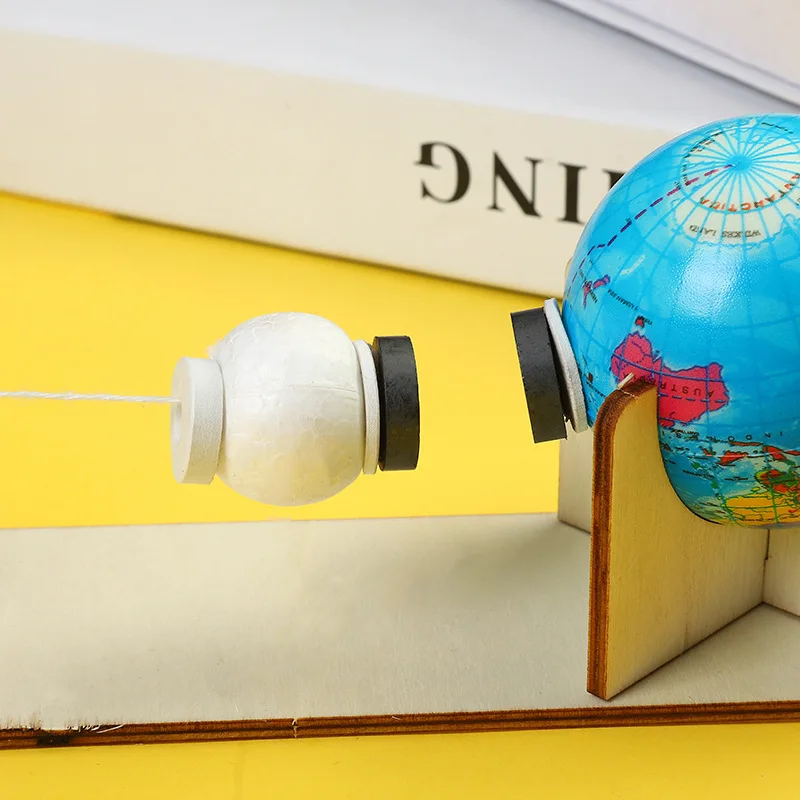Detalle del mecanismo orbital del kit científico